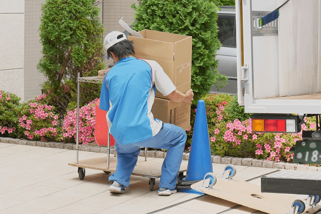 重い荷物を運んでいる画像