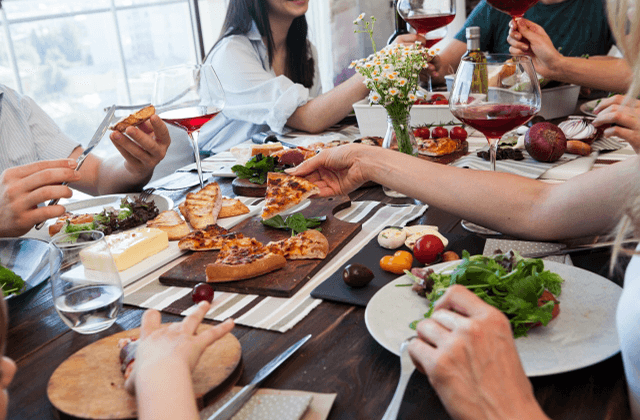 レストランで食事をしているイメージ画像