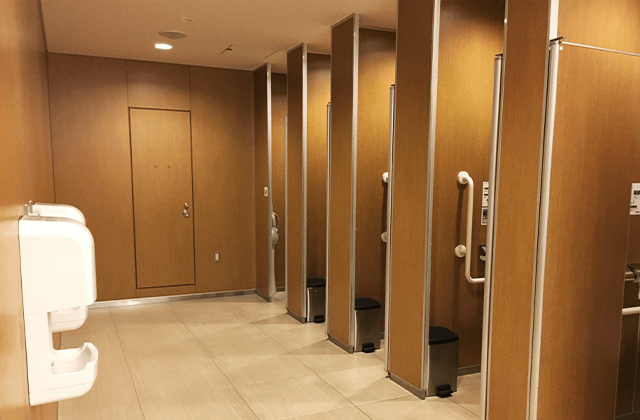 個室トイレが並んでいる画像