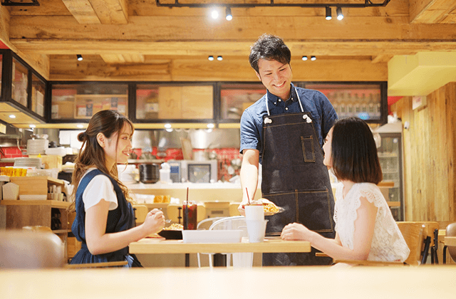 カフェで料理を提供している画像