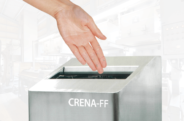 CRENA-FFを使って手を乾かしている様子