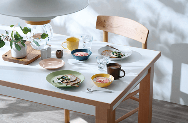 ダイニングテーブルに並べられたLIKEシリーズを使った朝食の画像